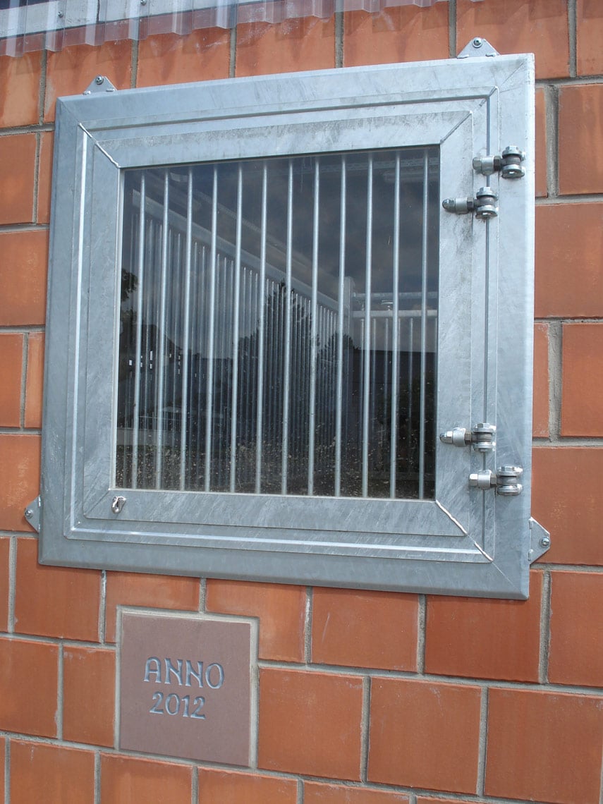 geschlossenes Pferdestallfenster mit Schutzgitter